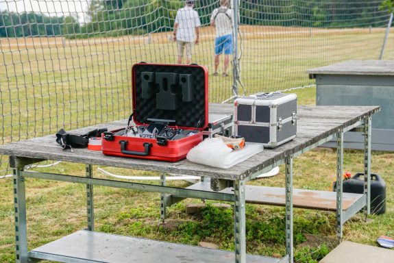 Technikbegeistert bis ins kleinste Detail Ein Vorbereitungstisch mit verschiedenem Equipment welches zum fliegen benötigt wird